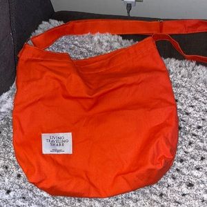 Living Traveling Share tote bag